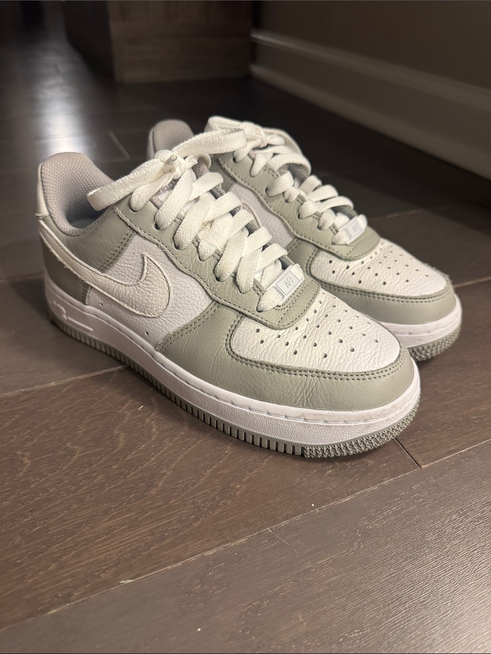 Nike Women's Low-Top Sneakers in Light Gray and White